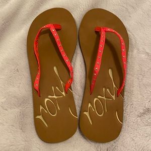 Roxy flip flops with pink skinny straps and silver rivets, women's size 8